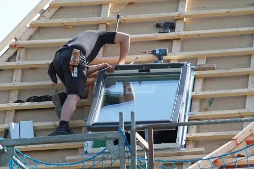 Mężczyzna pracujący na dachu
